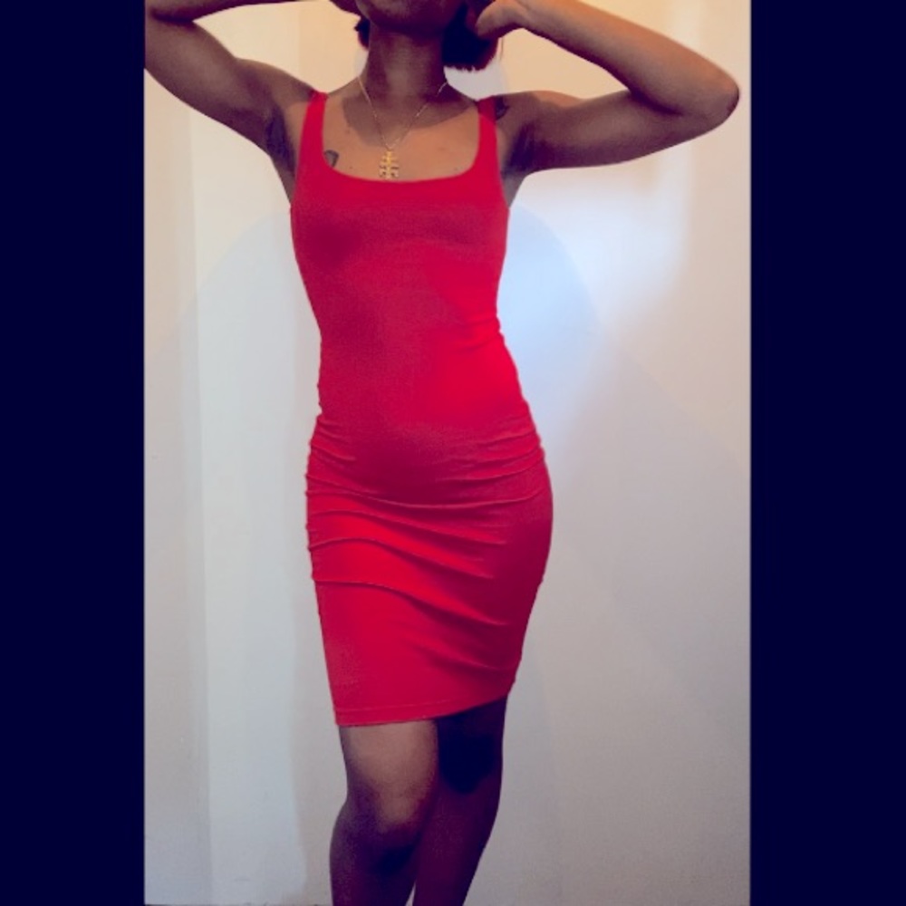 Super flattering red basic midi dress. Size small